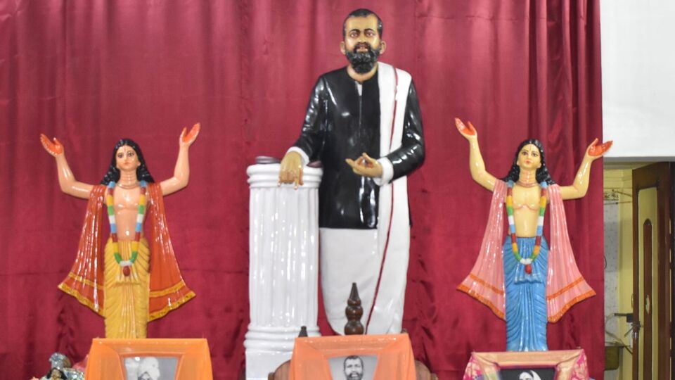 ভয় নেই, এখানে থাকলে মোটেও নিরামিষ খেতে হবে না আপনাকে। আমিষ ও নিরামিষ দুই ধরনের খাবারের ব্যবস্থাই আছে। সকালে মাছ, রাতে ডিম। এমনকী, মাঝেমাঝে মাংসও রান্না হয়। আর সঙ্গে পেটপুরে খেতে পারবেন। মাথা পিছু ৬০০ টাকা দিতে হবে রামকৃষ্ণ মিশনকে।