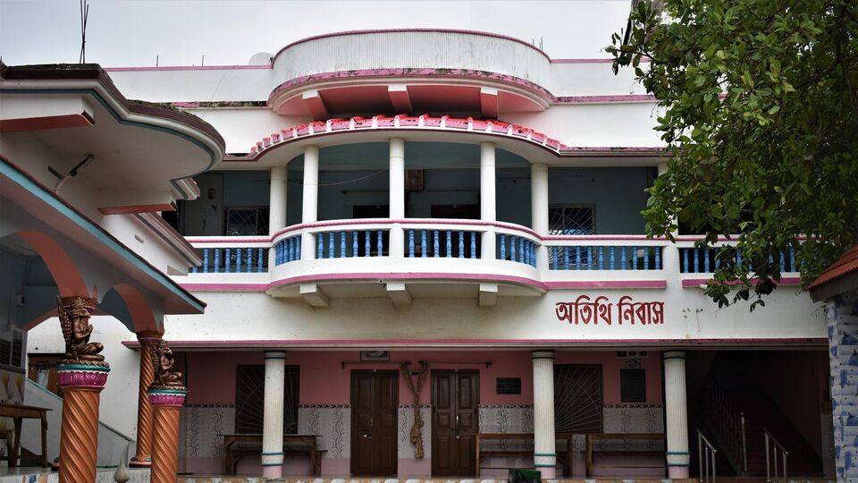 তবে কেউ যদি মনে করেন, রামকৃষ্ণমিশন ছাড়া অন্য কোথাও থাকবেন, তাহলেও বিচের ধারে পেয়ে যাবেন একাধিক বিচ স্টে। যদিও তার খরচ অনেকটাই বেশি। দিনপ্রতি আড়াই থেকে তিন হাজার পড়ে যাবে দু জনের। 