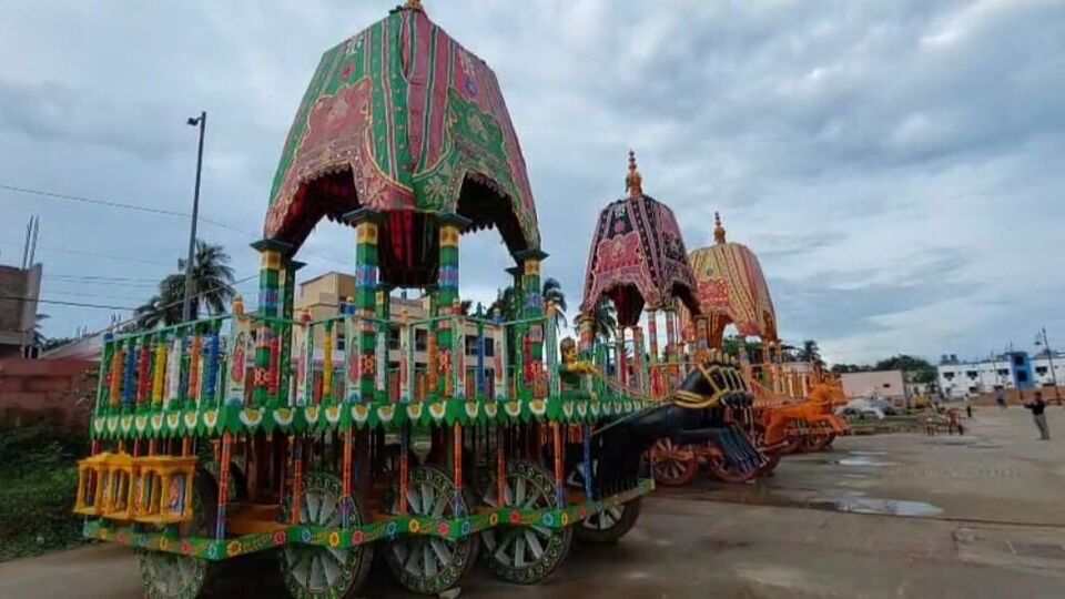 সূত্রের খবর, রথযাত্রা উপলক্ষে সাজিয়ে তোলা হচ্ছে দিঘা। এবার এই রথযাত্রার সূচনা করতে পারেন রাজ্যের মুখ্যমন্ত্রী মমতা বন্দ্যোপাধ্য়ায়। পুরীর ধাঁচে সোনার ঝাঁটা দিয়ে রাস্তা পরিষ্কার করে এই রথযাত্রার সূচনা করা হবে। তিনটি বিশাল রথকে প্রস্তুত করা হয়েছে। সেই রথের চাকা গড়াবে দিঘার রাস্তায়। নিরাপত্তার যাবতীয় ব্যবস্থা করা হয়েছে।