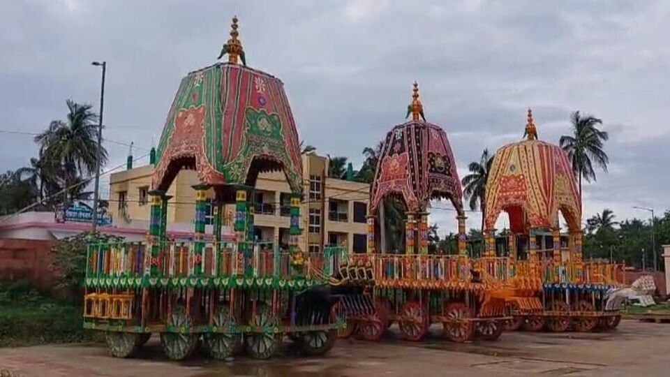 দিঘায় জগন্নাথ মন্দিরের উদ্বোধন হয়েছে মাস খানেক আগে। আর এবার সামনেই রথযাত্রা। দিঘার মাটি নতুন তৈরি হওয়া জগন্নাথ মন্দিরের কাছ থেকে প্রথম গড়াবে জগন্নাথ দেবের রথের চাকা। সেই রথযাত্রাকে সর্বাঙ্গ সুন্দর করতে সবরকম প্রস্তুতি নেওয়া হয়েছে।
