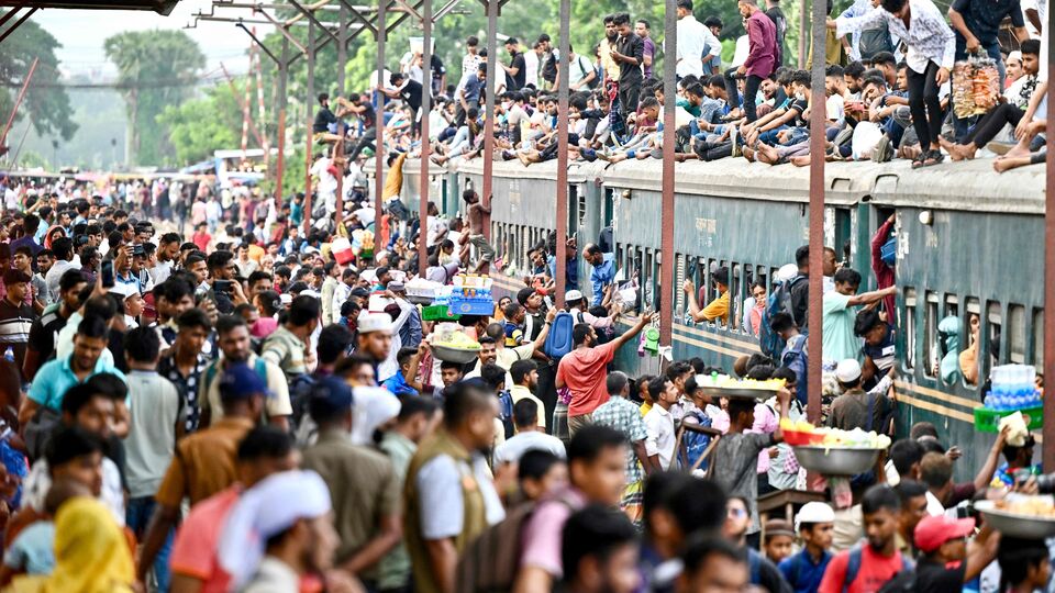 আসলে গত বছর জুলাই-অগস্টে বাংলাদেশে যখন আন্দোলন চলছিল, তখন পুলিশের বিরুদ্ধে তুমুল ক্ষোভ তৈরি হয়েছিল। তারপর ৫ অগস্ট শেখ হাসিনা সরকারের পতনের পরে অনেক পুলিশ কর্মী এবং আধিকারিকই নিষ্ক্রিয় হয়ে যায় বলে দাবি করা হয়েছে। সেই পরিস্থিতিতে আইন-শৃঙ্খলা ব্যবস্থার দায়িত্বভার যায় বাংলাদেশ সেনার কাঁধে। এখনও পুলিশের পুরোপুরি হাল না ফেরায় সেনাকে এরকম সব কাজে ব্যবহার করা হচ্ছে। (ছবিটি প্রতীকী, সৌজন্যে এএফপি)