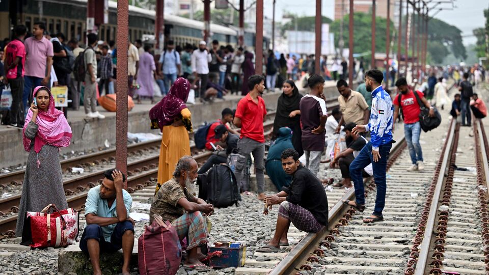 সপ্তাহখানেক আগে বাংলাদেশ সেনার তরফে জানানো হয়, বকরি ইদের আগে এবং পরে বিশেষ পদক্ষেপ করা হবে। দু'সপ্তাহ চলবে সেই কার্যক্রম। বাংলাদেশের বিভিন্ন প্রান্তে যান চলাচল স্বাভাবিক রাখার উপরে জোর দেওয়া হবে। টিকিটের কালোবাজারি রুখতে, বিভিন্ন জায়গায় নজরদারি চালাতে বাংলাদেশ সেনা কাজ করবে বলে জানানো হয়। (ছবিটি প্রতীকী, সৌজন্যে এএফপি)