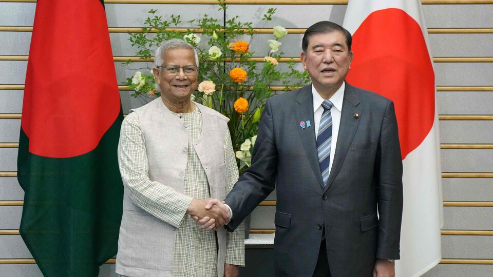 তারইমধ্যে বকরি ইদের আগে বাংলাদেশ সেনা যেভাবে কাজ করছে, তার প্রশংসা করেন বাংলাদেশের অন্তর্বর্তীকালীন সরকারের প্রধান উপদেষ্টা। আজ সন্ধ্যায় জাতির উদ্দেশে ভাষণে ইউনুস দাবি করেন, খুশির ইদের সময় থেকে শিক্ষা নিয়ে বাংলাদেশ সেনা এবং অন্যান্য আইন-শৃঙ্খলা বাহিনী কাজ করছে। আর সব বাহিনীর কাছে তিনি কৃতজ্ঞ বলে দাবি করেছেন বাংলাদেশের অন্তর্বর্তীকালীন সরকারের প্রধান উপদেষ্টা। (ফাইল ছবি, সৌজন্যে এএফপি)