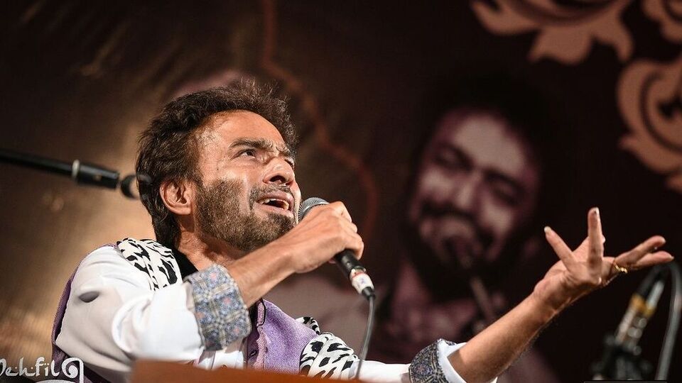 কিছুটা মজার ছলেই নচিকেতা বলেন তাঁর প্রিয় খাবার নাকি চুমু। গায়কের কথায়, ‘আমি সবথেকে বেশি ভালোবাসি চুমু খেতে। চুমু খাওয়া হৃদয়ের জন্য খুব ভাল।’ পাশাপাশি গায়ক এও জানান, কার কথায় তিনি চুমু খেতে এত ভালোবাসেন।