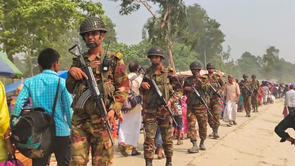 আর সেই পরিস্থিতিতে প্রশ্ন উঠছে যে ইচ্ছাকৃতভাবে কি বাংলাদেশের সেনাবাহিনীকে ‘খুচরো’ কাজ করানো হচ্ছে? ‘খুচরো’ কাজ করিয়ে সেনাবাহিনীকে ঠুঁটো করে রেখে আদতে কি সামরিক অভ্যুত্থান (সেরকম কোনও সম্ভাবনা অবশ্য উড়িয়ে দিয়েছে বাংলাদেশ সেনা ও সরকার) রোখার চেষ্টা করছে মহম্মদ ইউনুসের নেতৃত্বাধীন বাংলাদেশের অন্তর্বর্তীকালীন সরকার? (ছবিটি প্রতীকী, সৌজন্যে পিটিআই)