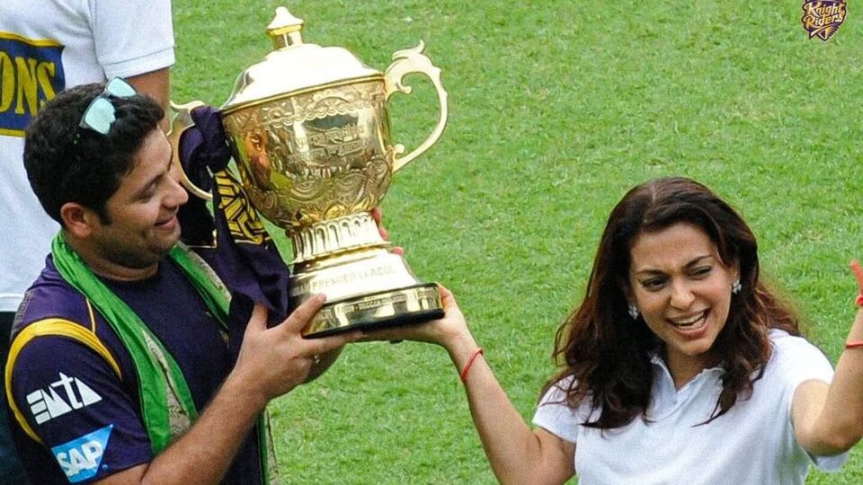 তবে দীর্ঘদিন ধরেই সেই অর্থে ক্রিকেট খেলছিলেন না চাওলা। ২০২৫ সালের আইপিএলে খেলার আশায় ২০২৪-২৫ সালের সৈয়দ মুস্তাক আলি ট্রফিতে খেলেছিলেন। শেষপর্যন্ত আইপিএলে কোনও দল পাননি। যে আইপিএলের সর্বকালের সর্বাধিক উইকেট শিকারীর তালিকার চার নম্বরে আছেন চাওলা। ১৯২টি ম্যাচে নেন ১৯২টি উইকেট। তাঁর থেকে বেশি উইকেট নিয়েছেন শুধুমাত্র যুজবেন্দ্র চাহাল, ভুবনেশ্বর কুমার এবং সুনীল নারিন। (ফাইল ছবি, সৌজন্যে Kolkata Knight Riders)