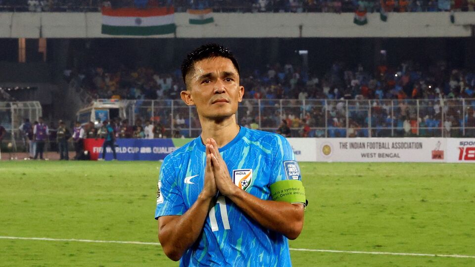 অন্যদিকে ভারত নিচের দিকেই নেমে গিয়েছে। ২০১৮ সালে ভারত যেখানে ফিফা ক্রমপর্যায়ে ৯৭ নম্বরে ছিল, সেখানে এখন ১২৭ নম্বরে নেমে গিয়েছে। এমনই অবস্থা হয়েছে মার্চে এএফসি এশিয়ান কাপের যোগ্যতা-অর্জন পর্বের ম্যাচে বাংলাদেশের বিরুদ্ধেও জিততে পারেনি। এমনকী সুনীল ছেত্রী যখন অবসরের ঘোষণা করেছিলেন, তখন কার্যত স্ট্রাইকার খুঁজে মিলছিল না। (ফাইল ছবি, সৌজন্যে রয়টার্স)