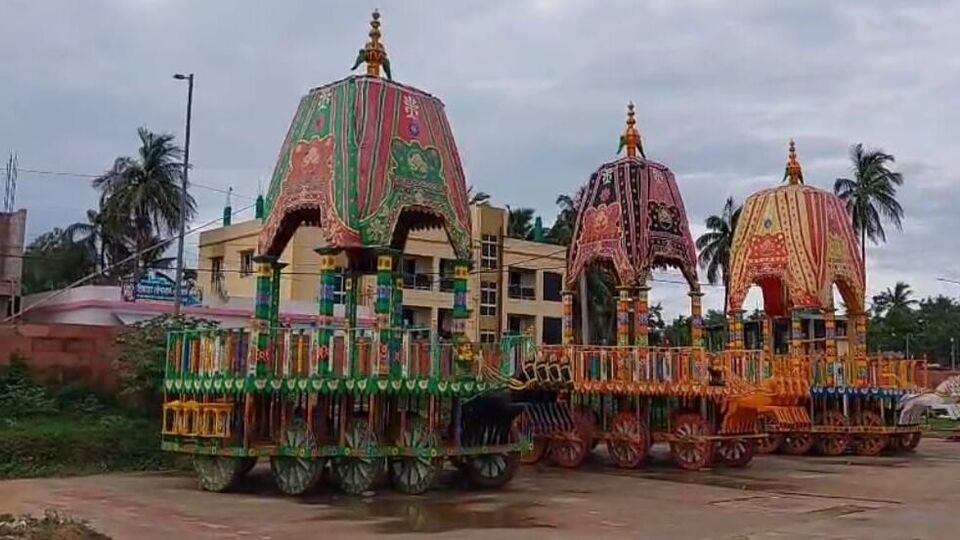 দিঘা থানার কাছেই পুরনো মন্দিরকে মাসির বাড়ি বলে উল্লেখ করা হচ্ছে। সাতদিন এই মাসির বাড়িতেই থাকবে রথ। সূত্রের খবর, পাথরের বিগ্রহ জগন্নাথ মন্দিরেই থাকবে। নিম কাঠের মূর্তি থাকবে রথে।উজ্জ্বল পাল নামে বর্ধমানে বাসিন্দা ঘুরতে গিয়েছিলেন দিঘায়। তিনি বলেন, খুব ভালো লাগছে। মন্দিরটা খুব সুন্দর লেগেছে। রথের প্রস্তুতিও চলছে। অপর এক পর্যটক বলেন, দিঘায় রথযাত্রা হবে। খুব ভালো লাগছে। আগের থেকে দিঘা অনেক উন্নত হচ্ছে। 
