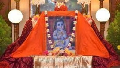 হিন্দু ক্যালেন্ডার অনুসারে, এই বছর কৃষ্ণ জন্মাষ্টমীর উৎসব ১৫ অগস্ট শুক্রবার, মহা জাঁকজমকের সঙ্গে পালিত হবে। এই দিনে, ভগবান শ্রীকৃষ্ণের জন্মবার্ষিকী উদযাপনের জন্য মন্দিরগুলিতে বিশেষ সাজসজ্জা করা হয়, ভজন ও কীর্তন পরিবেশিত হয় এবং স্কুলের শিশুরা শ্রীকৃষ্ণ লীলা মঞ্চস্থ করে। ছোট বাচ্চাদের বাল গোপালের মতো সাজসজ্জা করা হয় এবং ভক্তরা উপবাসের মাধ্যমে সারা দিন ভগবানের প্রশংসায় নিমগ্ন থাকে। (wikimedia commons) হিন্দু ক্যালেন্ডার অনুসারে, এই বছর কৃষ্ণ জন্মাষ্টমীর উৎসব ১৫ অগস্ট শুক্রবার, মহা জাঁকজমকের সঙ্গে পালিত হবে। এই দিনে, ভগবান শ্রীকৃষ্ণের জন্মবার্ষিকী উদযাপনের জন্য মন্দিরগুলিতে বিশেষ সাজসজ্জা করা হয়, ভজন ও কীর্তন পরিবেশিত হয় এবং স্কুলের শিশুরা শ্রীকৃষ্ণ লীলা মঞ্চস্থ করে। ছোট বাচ্চাদের বাল গোপালের মতো সাজসজ্জা করা হয় এবং ভক্তরা উপবাসের মাধ্যমে সারা দিন ভগবানের প্রশংসায় নিমগ্ন থাকে। (wikimedia commons)