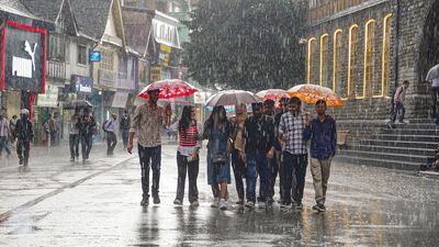রবিবার উত্তরবঙ্গের ছ'টি জেলার (দার্জিলিং, জলপাইগুড়ি, কালিম্পং, আলিপুরদুয়ার, কোচবিহার এবং উত্তর দিনাজপুর) একটি বা দুটি অংশে বজ্রবিদ্যুৎ-সহ হালকা থেকে মাঝারি বৃষ্টি হবে। দক্ষিণ দিনাজপুর এবং মালদার আবহাওয়া শুষ্ক থাকবে। সোমবার, মঙ্গলবার, বুধবার, বৃহস্পতিবার এবং শুক্রবার উত্তরবঙ্গের সব জেলায় বজ্রবিদ্যুৎ-সহ হালকা থেকে মাঝারি বৃষ্টি হবে। (ছবিটি প্রতীকী, সৌজন্যে পিটিআই) রবিবার উত্তরবঙ্গের ছ'টি জেলার (দার্জিলিং, জলপাইগুড়ি, কালিম্পং, আলিপুরদুয়ার, কোচবিহার এবং উত্তর দিনাজপুর) একটি বা দুটি অংশে বজ্রবিদ্যুৎ-সহ হালকা থেকে মাঝারি বৃষ্টি হবে। দক্ষিণ দিনাজপুর এবং মালদার আবহাওয়া শুষ্ক থাকবে। সোমবার, মঙ্গলবার, বুধবার, বৃহস্পতিবার এবং শুক্রবার উত্তরবঙ্গের সব জেলায় বজ্রবিদ্যুৎ-সহ হালকা থেকে মাঝারি বৃষ্টি হবে। (ছবিটি প্রতীকী, সৌজন্যে পিটিআই)