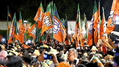 ২২ এপ্রিল পহেলগাঁও সন্ত্রাসী হামলার পরিপ্রেক্ষিতে বিজেপি সভাপতি নির্বাচনের প্রক্রিয়াটি সাময়িকভাবে বিলম্বিত হয়েছিল বলে জানা গেছে। দলীয় সূত্রের খবর, জাতীয় স্তরে নিয়োগের আগে উত্তরপ্রদেশ, মধ্যপ্রদেশ এবং উত্তরাখণ্ডের মতো গুরুত্বপূর্ণ রাজ্যগুলিতে বিজেপি নতুন রাজ্য সভাপতিদের নাম চূড়ান্ত করতে পারে। এদিকে বাংলায় পরবর্তী রাজ্য সভাপতি কে হবেন, তা নিয়েও জল্পনা তুঙ্গে।  