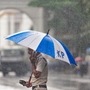 সেই আবহে পশ্চিমবঙ্গের বিভিন্ন জেলায় আরও গরম বাড়বে। আগামী তিনদিন উত্তরবঙ্গ এবং দক্ষিণবঙ্গের বিভিন্ন জেলায় সর্বোচ্চ তাপমাত্রা দুই ডিগ্রি থেকে তিন ডিগ্রি সেলসিয়াস বৃদ্ধি পাবে। পরবর্তী দু'দিনে সর্বোচ্চ তাপমাত্রার তেমন হেরফের হবে না। তার পরের দু'দিনে সর্বোচ্চ তাপমাত্রা দুই ডিগ্রি থেকে তিন ডিগ্রি সেলসিয়াসের মতো কমে যাবে। শুধু তাই নয়, আপাতত আবহাওয়া দফতরের তরফে জানানো হয়েছে, বৃহস্পতিবারের আগে দক্ষিণবঙ্গে বর্ষা প্রবেশের সম্ভাবনা দেখা যাচ্ছে না। (ছবি সৌজন্যে পিটিআই)