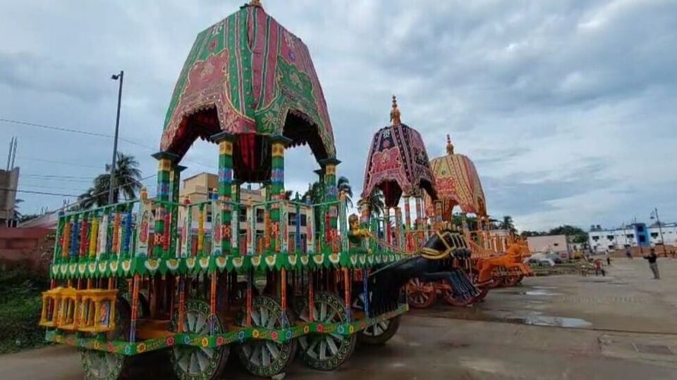 এবার এনবিএসটিসি ও এসবিএসটিসির তরফে রাজ্যের বিভিন্ন প্রান্ত থেকে দিঘাগামী বাস ছাড়া হচ্ছে। ইতিমধ্যেই বিভিন্ন বাস টার্মিনাসের এনকোয়ারিতে ভিড় বাড়ছে। অনেকেই খোঁজ করছেন দিঘাগামী বাস কখন ছাড়বে। সেই মতো বহু যাত্রী আগাম টিকিট বুকিং করছেন। ধর্মতলার বিভিন্ন বেসরকারি বাসেও দিঘায় রথের জন্য আগাম টিকিট বুকিং করতে চাইছেন যাত্রীরা। সেই সঙ্গেই রথের আগে থেকেই দিঘার বহু হোটেলে কার্যত ঠাইঁ নেই অবস্থা। অনেকেই বুকিং করার জন্য ফোন করছেন দিঘার হোটেলে। তবে অনেকে আবার রথ উপলক্ষে সরাসরি গাড়িতে দিঘা যেতে চাইছেন। বাস ট্রেনের ভিড়ের ঝামেলা নিতে চাইছেন না তাঁরা। 