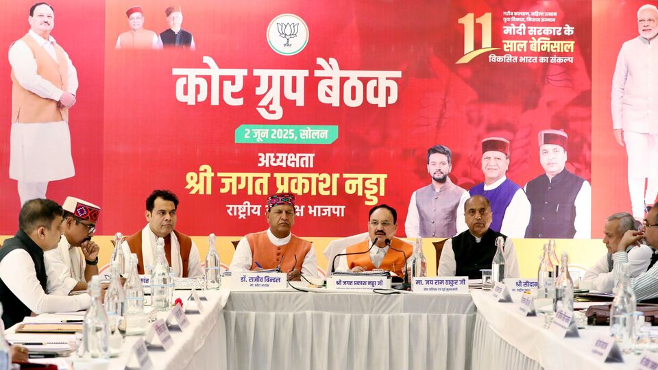 উত্তরপ্রদেশের মতো রাজ্যে জাতপাতের সমীকরণ গুরুত্বপূর্ণ। সেখানে রাজ্য সভাপতি হিসেবে এবার ব্রাহ্মণ মুখের কথা ভাবা হচ্ছিল। তবে দলের একাংশের মতে কোনও ওবিসি নেতাকে এই পদে বসানো উচিত। এদিকে মধ্যপ্রদেশে বর্তমান নেতৃত্ব কাঠামোতে একজন ওবিসি মুখ্যমন্ত্রী এবং একজন ব্রাহ্মণ রাজ্য সভাপতি রয়েছেন - এই সমীকরণই এতদিন ধরে দলের পক্ষে কাজ করেছে। তবে সূত্রের খবর, বর্তমানে রাজ্য ও জাতীয় নেতৃত্বের মধ্যে আদিবাসীদের প্রতিনিধিত্ব তুলনামূলকভাবে কম থাকায় দল মধ্যপ্রদেশে একজন আদিবাসী নেতাকে রাজ্য সভাপতি করার কথা ভাবছে। (JP Nadda X)
