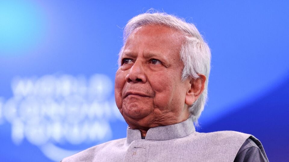 তিনি আরও দাবি করেছেন, স্বচ্ছ এবং অবাধ নির্বাচনের আয়োজন করতে তাঁর সরকার বদ্ধপরিকর। বাংলাদেশের ভবিষ্যৎ যাতে সংকটের মধ্যে না পড়ে, সেটা মাথায় রেখে নির্বাচনের আয়োজন করা হবে। আর সেটার জন্য দেশের বিভিন্ন প্রতিষ্ঠানে সুশাসন নিশ্চিত করতে হবে বলে দাবি করেছেন ইউনুস। সেইসঙ্গে ইউনুস জানিয়েছেন, ভোট নিয়ে পরবর্তীতে বিস্তারিত রোডম্যাপ পেশ করবে নির্বাচন কমিশন।(REUTERS)