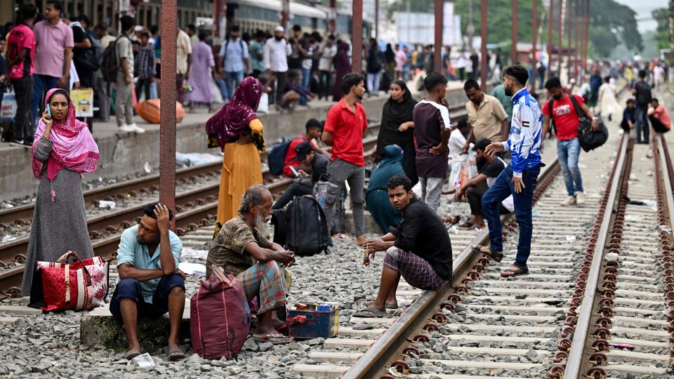 সেইসঙ্গে ১৪৩২ সালের রাষ্ট্রগত বর্ষফলে জানানো হয়েছে, এই বছরও বাংলাদেশে অস্থিরতার পরিবেশ থাকতে পারে। ছাত্র আন্দোলন স্থিমিত হয়ে গেলেও অস্থিরতা কাটবে না। কারণ বিভিন্ন ধর্মীয় সংগঠন সংখ্যালঘু সংক্রান্ত বিষয়ের বিরোধিতা করবে। শুধু তাই নয়, বাংলাদেশের অভ্যন্তরে যে বিভিন্ন চাপ থাকবে, তা বিদেশনীতিতেও প্রভাব বিস্তার করতে পারে। (ছবিটি প্রতীকী, সৌজন্যে এএফপি)