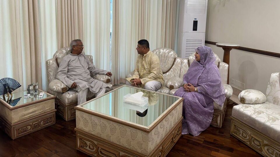 যদিও কয়েকদিন পর থেকেই তুমুল জল্পনা জড়ায় যে ইউনুসকে হটিয়ে বাংলাদেশে সামরিক অভ্যুত্থানের পরিকল্পনা করা হচ্ছে। সেই দাবি অবশ্য উড়িয়ে দিয়েছে বাংলাদেশের অন্তর্বর্তীকালীন সরকার এবং বাংলাদেশ সেনা। আজ বকরি ইদে আবার দেখাও করেছেন বাংলাদেশের অন্তর্বর্তীকালীন সরকারের প্রধান উপদেষ্টা এবং বাংলাদেশের সেনাপ্রধান জেনারেল জেনারেল ওয়াকার-উজ-জামান। (ছবি সৌজন্যে, ফেসবুক Chief Adviser GOB)
