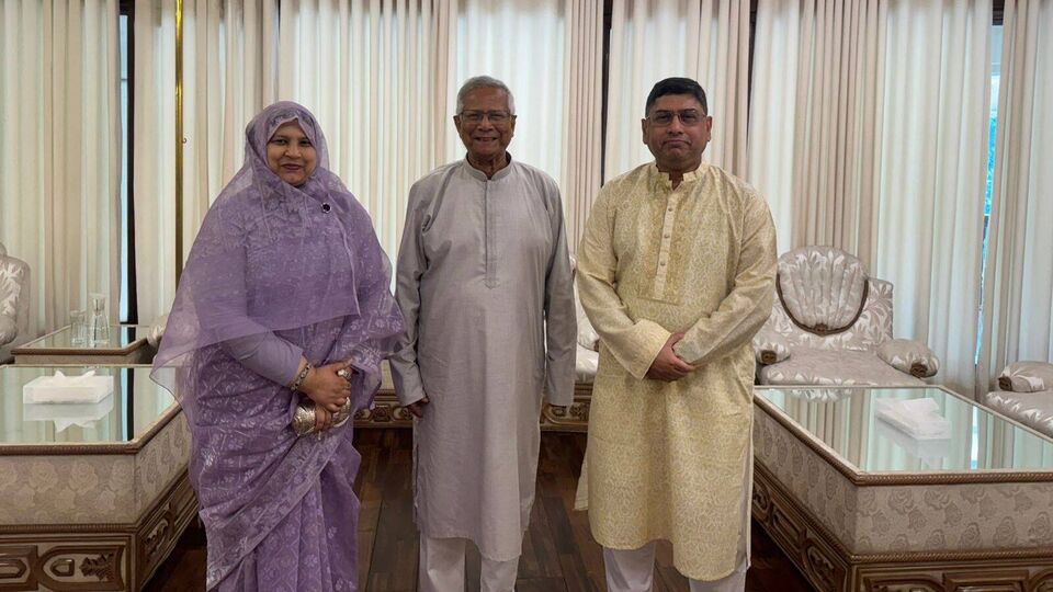তারইমধ্যে ইউনুস জানিয়েছেন, ২০২৬ সালের এপ্রিলের প্রথমার্ধেই বাংলাদেশ জাতীয় নির্বাচন হবে। যদিও এবারের ডিসেম্বেরর মধ্যেই নির্বাচনের পক্ষে সওয়াল করেন বাংলাদেশের সেনাপ্রধান। আবার বিএনপি মহাসচিব মির্জা ফখরুল ইসলাম আলমগির তো স্পষ্টভাবে জানিয়ে দিয়েছেন যে সাধারণ মানুষের মতো তাঁরাও চেয়েছিেন যে ডিসেম্বরের মধ্যে নির্বাচন করা হোক। কিন্তু সেটা করা হল না। এপ্রিলে যে নির্বাচন করা হবে, সেটা মোটেও উপযুক্ত সময় নয়। (ছবি সৌজন্যে, ফেসবুক Chief Adviser GOB)