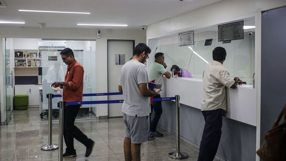 এদিকে শুধু রেপো রেট কমানোই নয়, ব্যাঙ্কের ক্যাশ রিসার্ভ রেশিও ১০০ বেসিস পয়েন্ট কমিয়ে ৪ থেকে ৩ শতাংশ করেছে আরবিআই। এর ফলে এবার গৃহঋণ বা অন্যান্য ক্ষেত্রে ব্যাঙ্কগুলি সুদের হার কমাতে আগ্রহী হবে বলে আশা করা হচ্ছিল। সেই মতো আরবিআই-এর ঘোষণার পরপরই পিএনবি ঋণের ওপর সুদের হার কমানোর ঘোষণা করে দিয়েছে। ধীরে ধীরে আরও ব্যাঙ্ক সেই পথেই হাঁটবে বলে আশা করা হচ্ছে। 