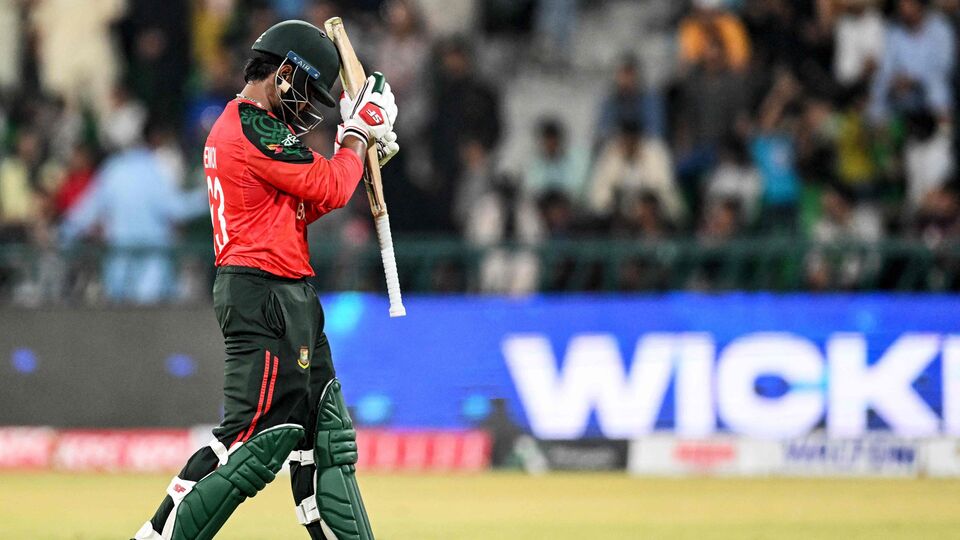 বাংলাদেশের বিরুদ্ধে টি-টোয়েন্টি সিরিজে সংযুক্ত আরব আমিরশাহি যে ঐতিহাসিক জয় ছিনিয়ে নিয়েছিল, তার অন্যতম কারিগর ছিলেন মহম্মদ ওয়াসিম। আর তাঁকেই মে'র সেরা খেলোয়াড় হিসেবে বেছে নিল আইসিসি। স্কটল্যান্ডের ব্র্যান্ডল ম্যাকমুলেন এবং আমেরিকার মিলিন্দ কুমারকে টপকে গত মাসের সেরা পুরুষ ক্রিকেটারের পুরস্কার ছিনিয়ে নিয়েছেন সংযুক্ত আরব আমিরশাহির ওয়াসিম। (ছবিটি প্রতীকী, সৌজন্যে এএফপি)