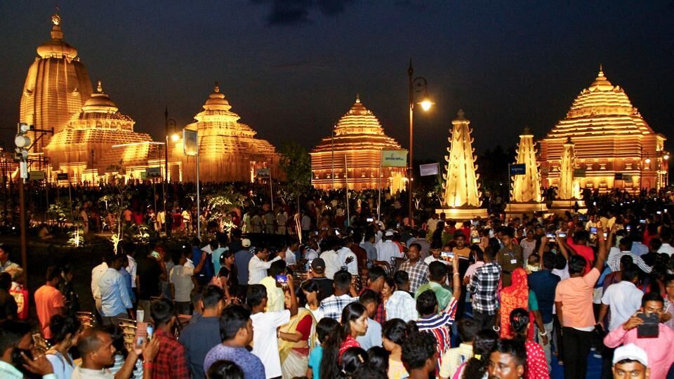আগামী ২৬শে জুন তাম্রলিপ্ত এক্সপ্রেসে স্লিপারে ওয়েটিং ৭২ ও চেয়ারকারে ওয়েটিং ৪২। ২৭ জুন স্লিপারে ওয়েটিং ১১৭, আর চেয়ারকারে ওয়েটিং ৭৬। কান্ডারি এক্সপ্রেসে হাওড়া থেকে দিঘা। এই ট্রেনে স্লিপারে ২৭ জুন ওয়েটিং ১১৭ ও চেয়ারকারে ওয়েটিং ৭৬। কার্যত ট্রেনে একেবারে ঠাঁই নেই অবস্থা। . (ANI)(HT_PRINT)