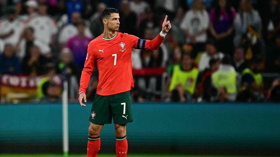 ক্রিশ্চিয়ানো রোনাল্ডো বনাম লিওনেল মেসি - আবারও সেই মহারণের একটা সম্ভাবনা তৈরি হয়েছিল। কিন্তু সেই স্বপ্ন ভেঙে দিলেন স্বয়ং রোনাল্ডো। উয়েফা নেশনস লিগ ফাইনালের আগেরদিন সাংবাদিক বৈঠকে পর্তুগালের তারকা জানিয়েছেন, ফিফা ক্লাব বিশ্বকাপে খেলার জন্য তাঁর সঙ্গে অনেক ক্লাবই যোগাযোগ করেছিল। কিন্তু ফিফা ক্লাব বিশ্বকাপে খেলবেন না। (ছবি সৌজন্যে এএফপি)