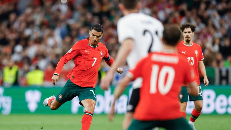 এমনিতে এবার ব্যালন ডি'অর কার হাতে ওঠা উচিত, তা নিয়ে রীতিমতো কথার লড়াই চলছে। অনেকের মতে, সেই পুরস্কার জেতার ক্ষেত্রে যে দু'জন এগিয়ে আছেন, তাঁরা হলেন ফ্রান্স তথা প্যারিস সাঁ-জা'র ওউসমানে দেম্বেলে এবং বার্সেলোনা তথা স্পেনের লামিনে ইয়ামালের মধ্যে। রোনাল্ডো অবশ্য কাকে এগিয়ে রাখছেন, তা জানাননি। তিনি বলেন, ‘আপনাদের বলতে পারব যে কে (ব্যালন ডি'অর) পাওয়ার যোগ্য।’ (ছবি সৌজন্যে এএফপি)