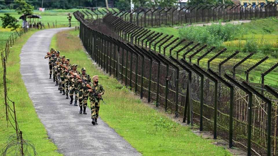 এমনিতে গত বছর অগস্টে বাংলাদেশে শেখ হাসিনা সরকারের পতনের পর থেকে সীমান্তে একাধিকবার উত্তেজনা তৈরি হয়েছে। পশ্চিমবঙ্গের বিভিন্ন সীমান্তে ভারত যখন কাঁটাতারের বেড়া দেওয়ার চেষ্টা করছিল, তখন তাতে বাধা দেওয়ার চেষ্টা করছিল বাংলাদেশের সীমান্তরক্ষী বাহিনী বর্ডার গার্ড বাংলাদেশ (বিজিবি)। ভারত নিজের জমিতে বেড়া দিলেও তাতে বাধা দিচ্ছিল বাংলাদেশ। (ছবিটি প্রতীকী, সৌজন্যে এএফপি)