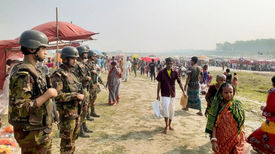 ১৪৩২ সালের রাষ্ট্রগত বর্ষফল অনুযায়ী, বাংলাদেশ মেষরাশিতে আছে। আর সেটার ভিত্তিতে চলতি বছরে বাংলাদেশের আর্থিক ও সামাজিক ক্ষেত্রে ব্যাপক প্রভাব বিস্তার করবে রাজনৈতিক পরিস্থিতি। নির্বাচনের মাধ্যমে সরকারের গঠনের বিষয়ে বিভিন্ন রাজনৈতিক দল সজাগ থাকলেও বর্তমান সরকারকে সরিয়ে সামরিক শাসন প্রতিষ্ঠা অস্বাভাবিক নয়। অর্থাৎ সামরিক অভ্যুত্থানের আশঙ্কা রয়েছে বাংলাদেশে। (ছবিটি প্রতীকী, সৌজন্যে পিটিআই)