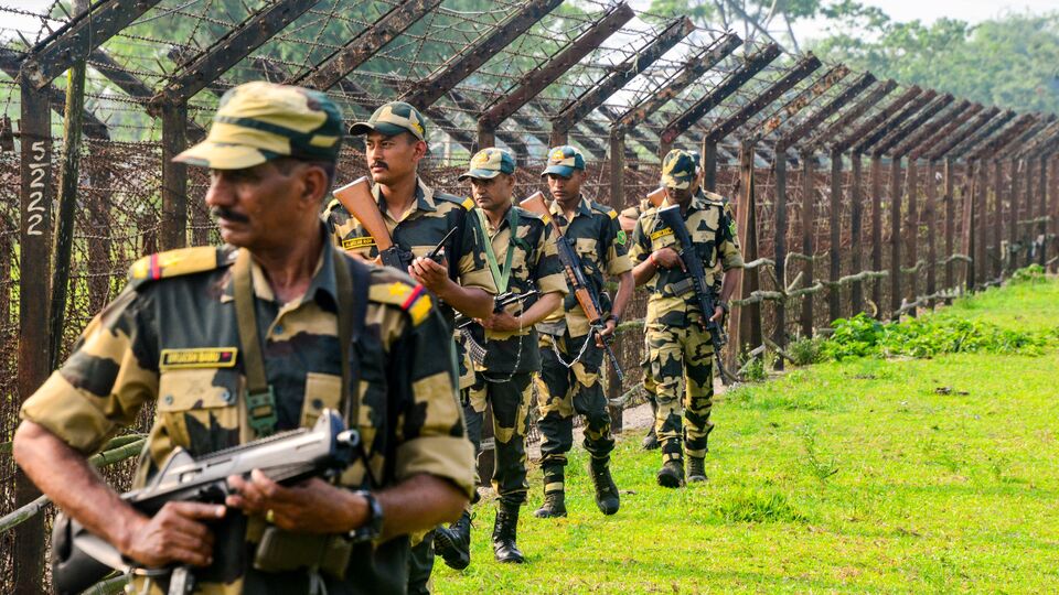 গত ফেব্রুয়ারিতে সংসদে লিখিত জবাবে কেন্দ্রীয় স্বরাষ্ট্র মন্ত্রকের রাষ্ট্রমন্ত্রী নিত্যানন্দ রাই জানিয়েছিলেন, ভারত ও বাংলাদেশের সীমান্তের মোট দৈর্ঘ্য হল ৪,০৯৬.৭ কিলোমিটার। তার মধ্যে কাঁটাতারের বেড়া দেওয়া আছে ৩,২৩২.২১৮ কিমি অংশে। বাকি ৮৬৪.৪৮২ কিমি অংশে এখনও কাঁটাতারের দেওয়া যায়নি। তার মধ্যে আবার ১৭৪.৫১৪ কিমি অংশে বেড়া দেওয়া সম্ভব নয় বলে জানিয়েছিলেন কেন্দ্রীয় মন্ত্রী। (ছবিটি প্রতীকী, সৌজন্যে পিটিআই)