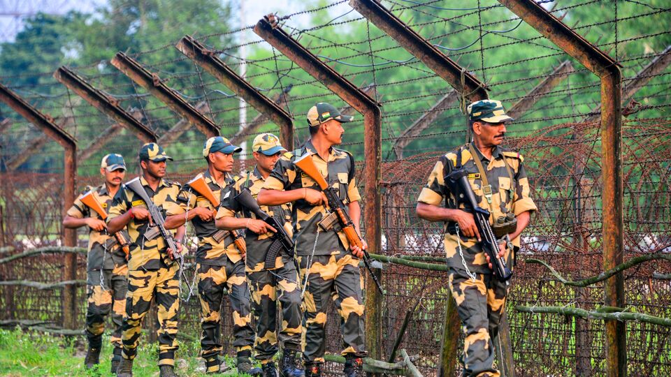 সেইসঙ্গে কাঁটাতারের বেড়ার দেওয়ার উপরে জোর দিয়ে কেন্দ্রীয় স্বরাষ্ট্র মন্ত্রকের রাষ্ট্রমন্ত্রী বলেছিলেন, '(ভারত-বাংলাদেশ) সীমান্ত সুরক্ষিত রাখতে কাঁটাতারের বেড়া দেওয়ার বিষয়টি অত্যন্ত গুরুত্বপূর্ণ পদক্ষেপ। সীমান্তে অপরাধমূলক কাজকর্ম, চোরাচালান, পাচার, অপরাধীদের গতিবিধি রোখা এবং মানবপাচারের মতো বিষয় আটকানোর ক্ষেত্রে সহায়তা করে কাঁটাতারের বেড়া।' (ছবিটি প্রতীকী, সৌজন্যে পিটিআই)