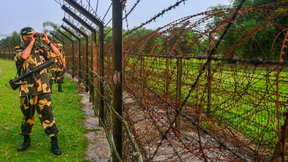 ভারত-বাংলাদেশ সীমান্তে জমি নিয়ে যে জট তৈরি হয়েছিল, তা অবশেষে কেটে গেল। সূত্রের খবর, সীমান্তে কাঁটাতার লাগানোর জন্য যে পরিমাণ জমির প্রয়োজন ছিল, তা ভারতীয় সীমান্তরক্ষী বাহিনী তথা বিএসএফের হাতে হস্তান্তরের নির্দেশ দিয়েছে পশ্চিমবঙ্গ সরকার। সেই মর্মে ইতিমধ্যে সংশ্লিষ্ট জেলা প্রশাসনকে প্রয়োজনীয় নির্দেশ পাঠানো হয়েছে। (ছবিটি প্রতীকী, সৌজন্যে পিটিআই)