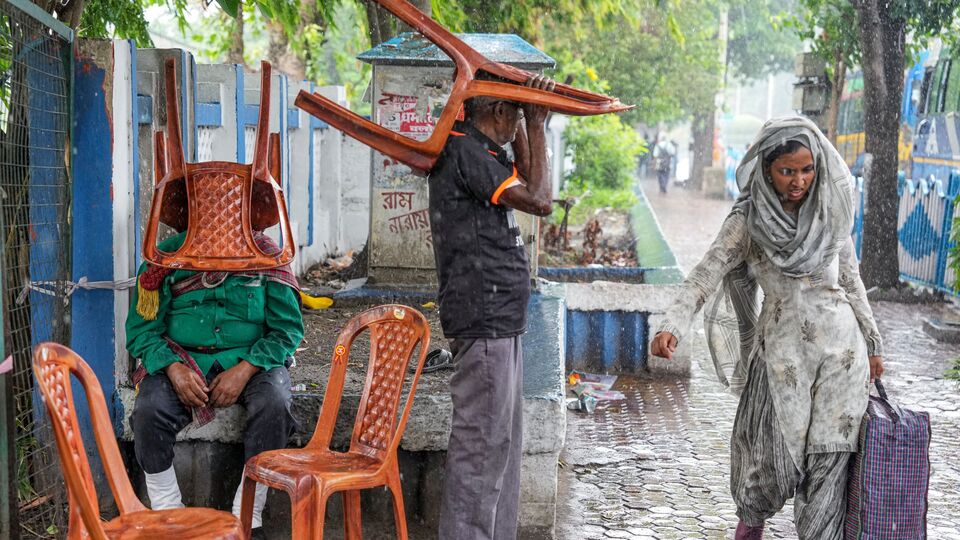 রবিবার দক্ষিণবঙ্গের ১০টি জেলার (উত্তর ২৪ পরগনা, দক্ষিণ ২৪ পরগনা, পূর্ব মেদিনীপুর, পশ্চিম মেদিনীপুর, ঝাড়গ্রাম, পূর্ব বর্ধমান, পশ্চিম বর্ধমান, বীরভূম, মুর্শিদাবাদ এবং নদিয়া) একটি বা দুটি অংশে বজ্রবিদ্যুৎ-সহ হালকা থেকে মাঝারি বৃষ্টি হবে। বাকি পাঁচটি জেলার (কলকাতা, হাওড়া, হুগলি, পুরুলিয়া এবং বাঁকুড়া) আবহাওয়া শুষ্ক থাকবে। (ছবি সৌজন্যে পিটিআই)