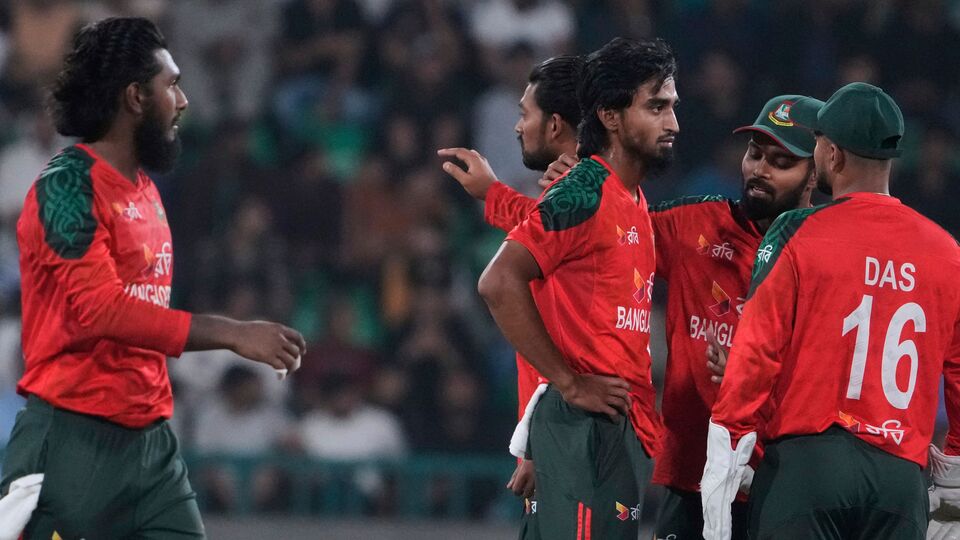 তিনি আরও বলেছেন, 'মে'তে শারজায় বাংলাদেশের বিরুদ্ধে আমরা ঐতিহাসিক সিরিজ জিতেছি। ওই জয়টা প্রমাণ করে দিয়েছে যে সংযুক্ত আরব আমিরশাহির ক্রিকেটের বিকাশ হয়েছে এবং দেশে কত প্রতিভা আছে। পুরো দলের মিলিত প্রচেষ্টার কারণে আমরা সিরিজটা জিতেছিলাম।’ সেইসঙ্গে তরুণ ক্রিকেটারদেরও ভূয়সী প্রশংসা করেছেন সংযুক্ত আরব আমিরশাহির অধিনায়ক। (ছবিটি প্রতীকী, সৌজন্যে এপি)