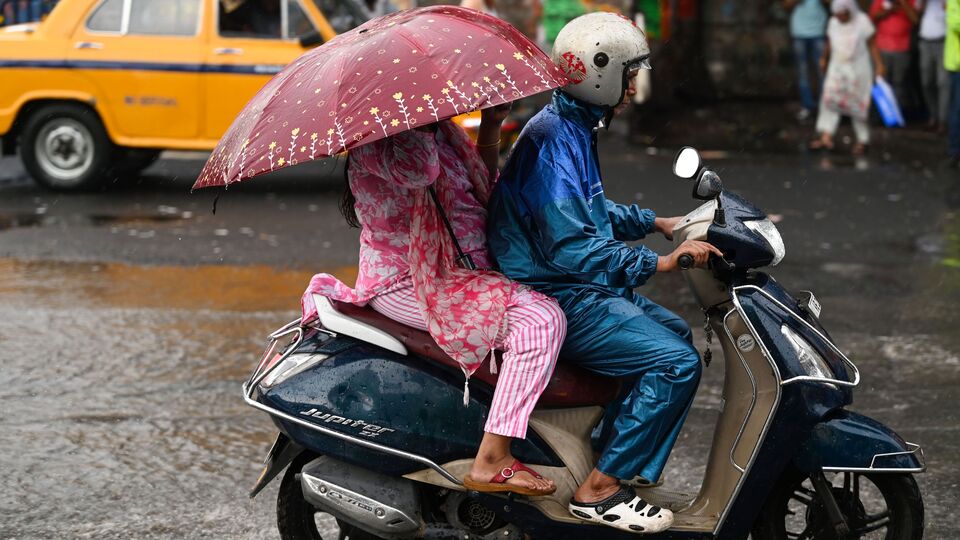 সোমবার দক্ষিণবঙ্গের সব জেলার একটি বা দুটি জায়গায় বজ্রবিদ্যুৎ-সহ হালকা থেকে মাঝারি বৃষ্টি হবে। মঙ্গলবার উত্তর ২৪ পরগনা, দক্ষিণ ২৪ পরগনা, পূর্ব মেদিনীপুর, পশ্চিম মেদিনীপুর, ঝাড়গ্রাম, পুরুলিয়া এবং বাঁকুড়ার একটি বা দুটি অংশে বজ্রবিদ্যুৎ-সহ হালকা থেকে মাঝারি বৃষ্টি হতে পারে। বাকি জেলাগুলির আবহাওয়া শুষ্ক থাকবে। (ছবি সৌজন্যে, সমীর জানা/হিন্দুস্তান টাইমস)
