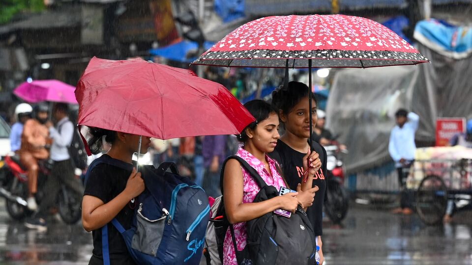 বুধবার, বৃহস্পতিবার এবং শুক্রবার দক্ষিণবঙ্গের সব জেলায় বজ্রবিদ্যুৎ-সহ হালকা থেকে মাঝারি বৃষ্টি হবে। বুধবার আবার ছ'টি জেলায় (উত্তর ২৪ পরগনা, দক্ষিণ ২৪ পরগনা, পূর্ব মেদিনীপুর, পশ্চিম মেদিনীপুর, মুর্শিদাবাদ এবং নদিয়া) হলুদ সতর্কতা জারি করা হয়েছে। কারণ ওই জেলাগুলিতে ঘণ্টায় ৩০-৪০ কিলোমিটার বেগে ঝোড়ো হাওয়া বইবে। তাছাড়া কোনও জেলায় সতর্কতা জারি করা হয়নি। (ছবি সৌজন্যে, সমীর জানা/হিন্দুস্তান টাইমস)