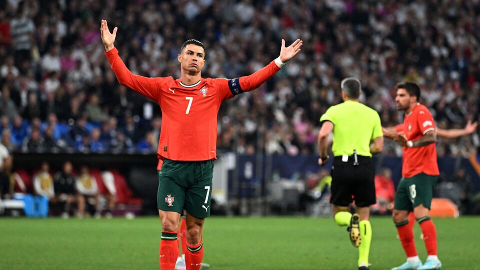 আর সেই জল্পনার নেপথ্যে ছিল রোনাল্ডোরই একটি পোস্ট। গত মাসে সোশ্যাল মিডিয়ায় পর্তুগিজ তারকা বলেছিলেন যে একটা 'অধ্যায় শেষ হয়ে গেল'। আর তারপরই জল্পনা ছড়িয়েছিল যে জুনে চুক্তি শেষ হলেই আল-নাসের ছেড়ে দেবেন। যোগ দিতে পারেন সৌদি আরবেরই ক্লাব আল হিলালে। যে দল ফিফা ক্লাব বিশ্বকাপে খেলবে। আর প্রথম ম্যাচেই আল হিলালের প্রতিপক্ষ মেসির দল। (ছবি সৌজন্যে রয়টার্স)