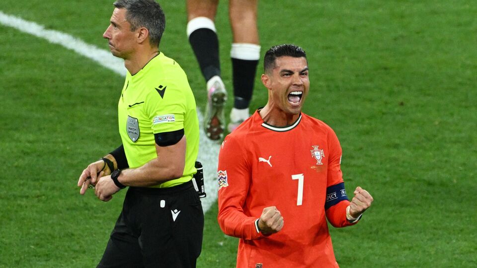 আর রোনাল্ডো যেহেতু ফিফা ক্লাব বিশ্বকাপে খেলবেন না বলে জানিয়ে দিলেন, তাই মেসির বিরুদ্ধে মহারণের কোনও সম্ভাবনাই রইল না। ফিফা বিশ্বকাপে মেসির ক্লাব দল ইন্টার মায়ামি খেলবে। রোনাল্ডোর দল আল-নাসের ফিফা ক্লাব বিশ্বকাপের টিকিট না পেলেও সেই প্রতিযোগিতায় পর্তুগিজ তারকা খেলবেন বলে জল্পনা তৈরি হয়েছিল। (ছবি সৌজন্যে রয়টার্স)