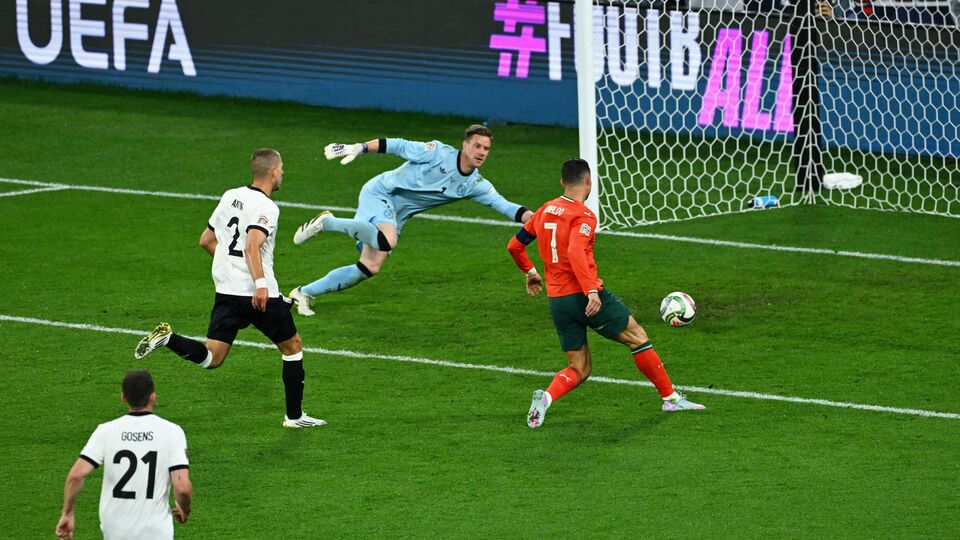 তারইমধ্যে কার ব্যালন ডি'অর কাকে দেওয়া উচিত, তা নিয়েও মুখ খুললেন রোনাল্ডো। তিনি জানিয়েছেন, ট্রফির ভিত্তিতে নির্ধারণ করা উচিত যে কাকে ব্যালন ডি'অর দেওয়া হবে। তাঁর কথায়, 'আমার মতে, যেই জিতুক না কেন, তাকে ট্রফি জেতা দলের সদস্য দিতে হবে। ব্যালন ডি'অর জয়ীকে চ্যাম্পিয়ন্স লিগ জয়ী দলের সদস্য হতে হবে।' (ছবি সৌজন্যে রয়টার্স)