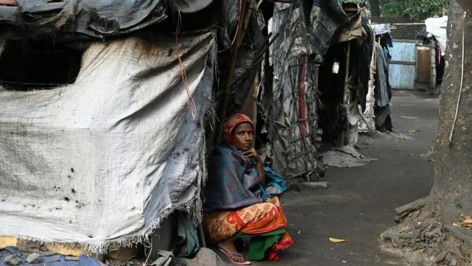 এর আগে নিম্ন আয়ের দেশগুলোর জন্য মাথাপিছু আয়ের হার ২.১৫ ডলার নির্ধারণ করেছিল বিশ্বব্যাঙ্ক। সে সময় পাকিস্তানের ৪.৯ শতাংশ মানুষ অতি দরিদ্র বলে মনে করা হত। এখন এই স্ট্যান্ডার্ড বেড়ে দাঁড়িয়েছে দৈনিক ৩ ডলারে। তাই এখন পাকিস্তানে অতিদরিদ্রের হার বেড়ে ১৬.৫ শতাংশে পৌঁছেছে। পাকিস্তান দারিদ্র্যের পাশাপাশি স্বাস্থ্য ও শিক্ষার মানেও পিছিয়ে রয়েছে। 