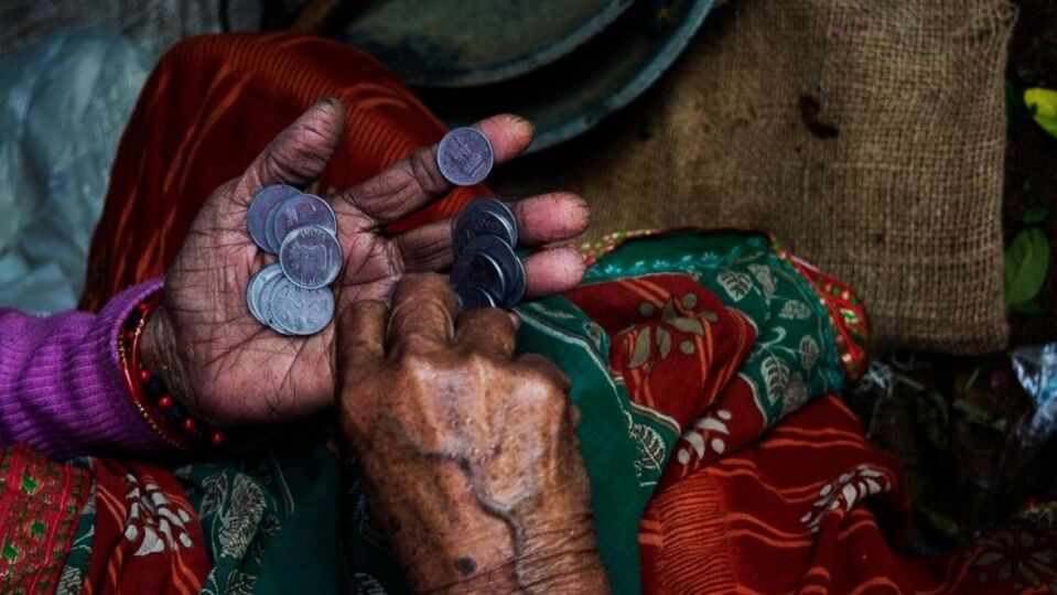 ২০১১-১২ সালে ভারতে অতি দারিদ্র্যের হার ছিল ২৭.১ শতাংশ। ২০২২-২৩ সালে সেই হার কমে দাঁড়িয়েছে ৫.৩ শতাংশে। এমনটাই জানানো হয়েছে বিশ্বব্যাঙ্কের সাম্প্রতিকতম রিপোর্টে। ভারতে ৭৫.২৪ মিলিয়ন মানুষ অতি দারিদ্র্য সীমার নীচে আছে। এদিকে রিপোর্ট অনুযায়ী, মহারাষ্ট্র, পশ্চিমবঙ্গ, উত্তরপ্রদেশ এবং মধ্যপ্রদেশের দৌলতে ভারতে অতি দারিদ্র্যের হার কমেছে। এদিকে পড়শি বাংলাদেশে অতি দারিদ্র্যের হার ৭.৭% থেকে বেড়ে ৯.৩% হতে পারে বলে এপ্রিলে জানিয়েছিল বিশ্বব্যাঙ্ক। 