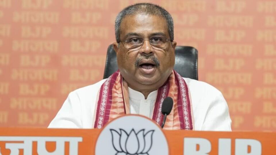 এই সবের মাঝে বিজেপির জাতীয় সভাপতি হওয়ার দৌড়ে আছেন তিন নেতা। শোনা যাচ্ছে কেন্দ্রীয় মন্ত্রী ধর্মেন্দ্র প্রধান তাঁদের মধ্যে অন্যতম। ওড়িশার একজন গুরুত্বপূর্ণ ওবিসি নেতা তিনি। তাঁর সাংগঠনিক দক্ষতা এবং কেন্দ্রীয় নেতৃত্বের ঘনিষ্ঠতার বিষয়ে সবাই জানে। (HT_PRINT)