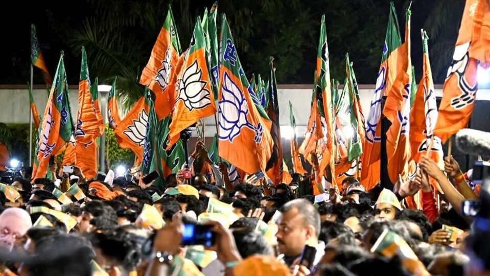 ২২ এপ্রিল পহেলগাঁও সন্ত্রাসী হামলার পরিপ্রেক্ষিতে বিজেপি সভাপতি নির্বাচনের প্রক্রিয়াটি সাময়িকভাবে বিলম্বিত হয়েছিল বলে জানা গেছে। দলীয় সূত্রের খবর, জাতীয় স্তরে নিয়োগের আগে উত্তরপ্রদেশ, মধ্যপ্রদেশ এবং উত্তরাখণ্ডের মতো গুরুত্বপূর্ণ রাজ্যগুলিতে বিজেপি নতুন রাজ্য সভাপতিদের নাম চূড়ান্ত করতে পারে। এদিকে বাংলায় পরবর্তী রাজ্য সভাপতি কে হবেন, তা নিয়েও জল্পনা তুঙ্গে। 