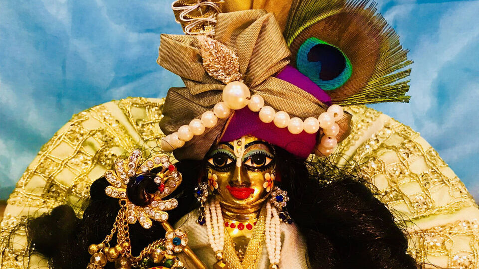জন্মাষ্টমীর বিশেষত্ব কী: এই দিনে, ভক্তরা সারা দিন উপবাস রাখেন এবং ভজন-কীর্তন করেন। মন্দির এবং বাড়িতে গোপাল কে সাজানো হয়। পরের দিন দহি-হান্ডি প্রতিযোগিতার আয়োজন করা হয়। ভগবান শ্রীকৃষ্ণের জন্ম উৎসব রাত ১২টায় পালিত হয় এবং এর পরে উপবাস ভাঙা হয়।