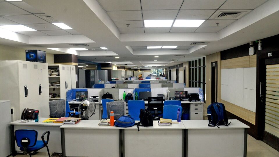 সরকারের বিজ্ঞপ্তিতে জানানো হয়েছে, ২০২৫ সালের ১ জানুয়ারি থেকে কার্যকর করা হবে বর্ধিত মহার্ঘ ভাতা। আগে সপ্তম বেতন কমিশনের অধীনে যে মহার্ঘ ভাতা ছিল ৫৩ শতাংশ, সেটাই ২ শতাংশ বাড়িয়ে ৫৫ শতাংশ করা হয়েছে। এই আবহে বর্ধিত ডিএ-র বকেয়া জুন মাসেই দেওয়া হবে রাজ্য সরকারি পেনশনভোগীদের। ইদের আবহে জম্মু ও কাশ্মীরের অবসরপ্রাপ্ত সরকারি কর্মীদের জন্য এটা বড় সুখবর। 