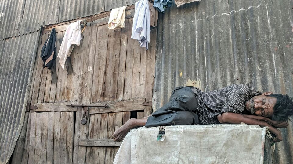 বিশ্বব্যাঙ্কের তথ্য অনুযায়ী, পাকিস্তানের ৪৫ শতাংশ মানুষ দারিদ্র্যসীমার নিচে বাস করে। বিশ্বব্যাঙ্কের রিপোর্টে এই তথ্য জানানো হয়েছে। ২০১৮-১৯ সালের সমীক্ষার ভিত্তিতে এই কথা বলেছে বিশ্বব্যাঙ্ক। রিপোর্টে বলা হয়েছে, দারিদ্র্যসীমা থেকে জীবনযাত্রার মান বাড়ানোর ক্ষেত্রে পাকিস্তানের পরিস্থিতি ক্রমাগত অবনতি হচ্ছে। চরম দারিদ্র্যের মধ্যে বসবাসকারী পাকিস্তানিদের সংখ্যা গত কয়েক বছরে ৪.৯ শতাংশ থেকে বেড়ে ১৬.৫ শতাংশে দাঁড়িয়েছে। 