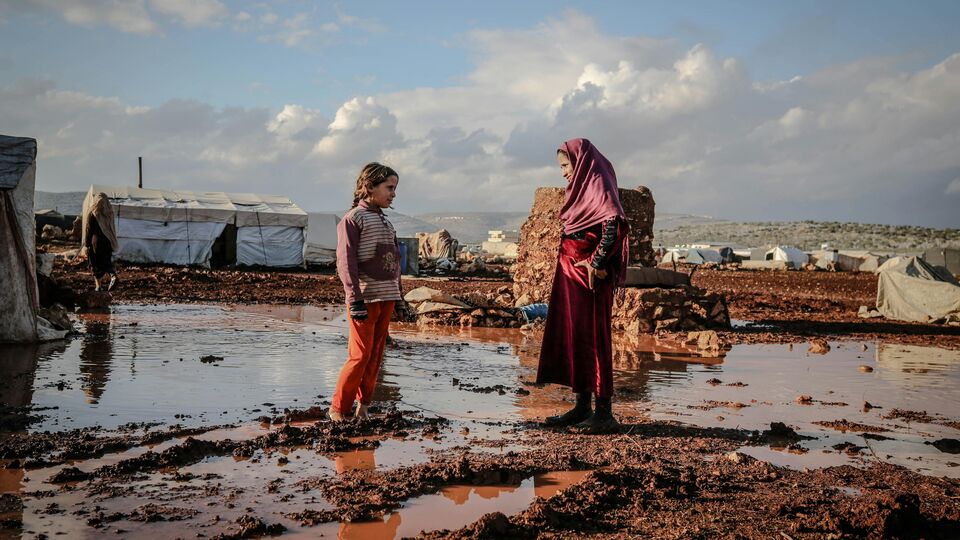 এদিকে বিগত দিনে পাকিস্তান প্রায়ই ভারতের সঙ্গে পরমাণু যুদ্ধের হুমকি দিয়ে আসছিল। সেই পরমাণু শক্তিধর দেশই দারিদ্র্যের বিরুদ্ধে লড়াইয়ে হেরে যাচ্ছে। এমনই মনে করা হচ্ছে বিশ্বব্যাঙ্কের এক রিপোর্টে। পাকিস্তানের প্রায় অর্ধেক জনগোষ্ঠী দারিদ্র্যসীমার নিচে বাস করে বলে জানিয়েছে বিশ্বব্যাঙ্ক। 