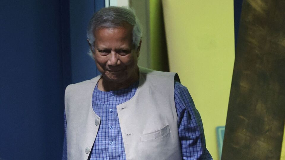 এর আগে শুক্রবার বাংলাদেশের অন্তর্বর্তীকালীন সরকারের প্রধান উপদেষ্টা জানিয়েছেন, বিভিন্ন রাজনৈতিক দল তো বটেই, জাতীয় নির্বাচনের দিনক্ষণ জানার জন্য সাধারণ মানুষ মুখিয়ে আছেন। আগেই যেমন বলা হয়েছিল, সেরকম মতো ডিসেম্বর থেকে জুনের মধ্যে নির্বাচনের সিদ্ধান্ত নেওয়া হয়েছে। এপ্রিলের প্রথমার্ধের যে কোনও দিন নির্বাচন হবে বলে দাবি করেছেন ইউনুস। 