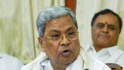 ৪ জুন সন্ধ্যায় বেঙ্গালুরুর চিন্নাস্বামী স্টেডিয়ামের সামনে আরসিবি দলের প্রথম আইপিএল জয় উদযাপনে অংশ নিতে বিপুল সংখ্যক মানুষ ভিড় করেছিলেন। এ ঘটনায় অন্তত ১১ জন নিহত ও ৫৬ জন আহত হয়েছেন। এদিকে, হাইকোর্টের অবসরপ্রাপ্ত বিচারপতি জন মাইকেল কুনহার নেতৃত্বে রাজ্য সরকার গঠিত এক সদস্যের তদন্ত কমিশনকে পদপিষ্ট হওয়ার ঘটনার তদন্তের জন্য দায়ী ব্যক্তিদের চিহ্নিত করতে বলা হয়েছে। (PTI) ৪ জুন সন্ধ্যায় বেঙ্গালুরুর চিন্নাস্বামী স্টেডিয়ামের সামনে আরসিবি দলের প্রথম আইপিএল জয় উদযাপনে অংশ নিতে বিপুল সংখ্যক মানুষ ভিড় করেছিলেন। এ ঘটনায় অন্তত ১১ জন নিহত ও ৫৬ জন আহত হয়েছেন। এদিকে, হাইকোর্টের অবসরপ্রাপ্ত বিচারপতি জন মাইকেল কুনহার নেতৃত্বে রাজ্য সরকার গঠিত এক সদস্যের তদন্ত কমিশনকে পদপিষ্ট হওয়ার ঘটনার তদন্তের জন্য দায়ী ব্যক্তিদের চিহ্নিত করতে বলা হয়েছে। (PTI)