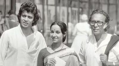 অমিতাভ প্রযোজকের কাছে মিঠুনকে কলকাতা যেতে দেওয়ার জন্য অনুমতি চান, পাশাপাশি মিঠুনকে খানিক হাত খরচের টাকাও দিতে বলেন। অমিতাভের সাহায্যে মিঠুন কলকাতায় পৌঁছন এবং মৃগয়া ছবিতে প্রধান নায়কের ভূমিকায় ধরা দেন। 